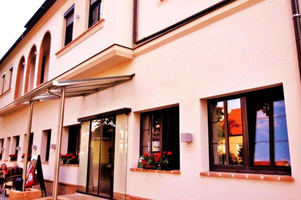 Hotel-Restaurant-Vinothek Felix Sommer Auersthal Eksteriør billede